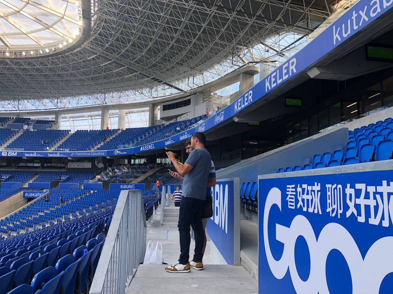 Expectación entre los aficionados de la Real Sociedad por conocer y estrenar el nuevo Reale Arena