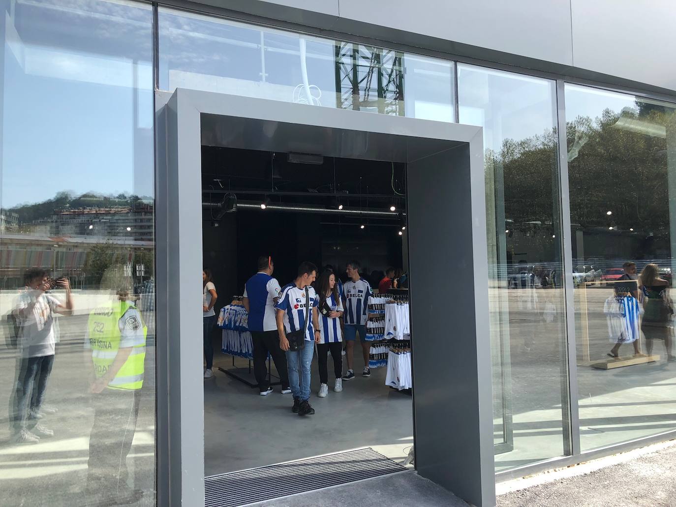 Expectación entre los aficionados de la Real Sociedad por conocer y estrenar el nuevo Reale Arena