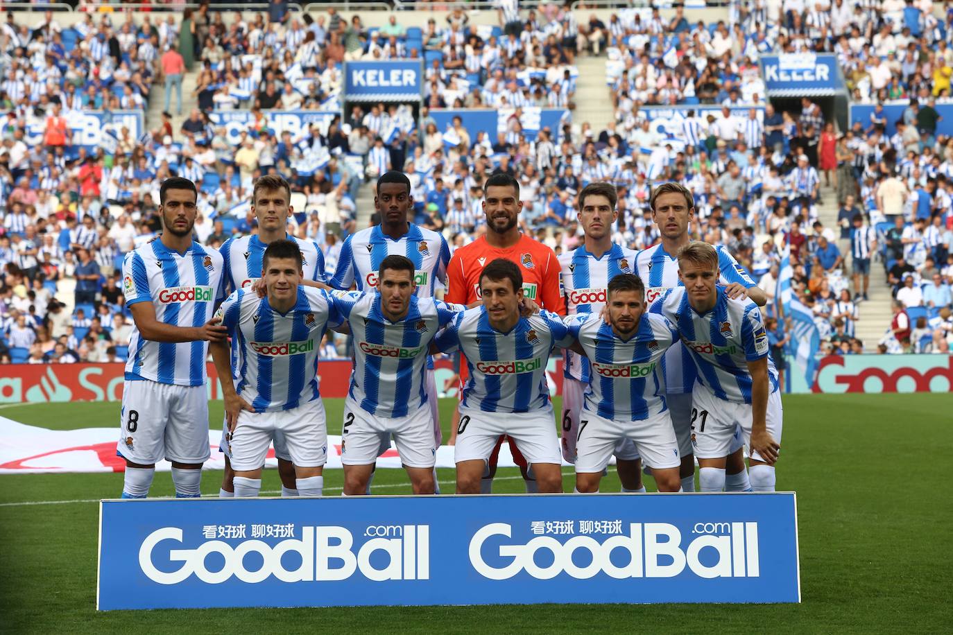 Gran ambiente en el estreno de la Real esta temporada en Anoeta
