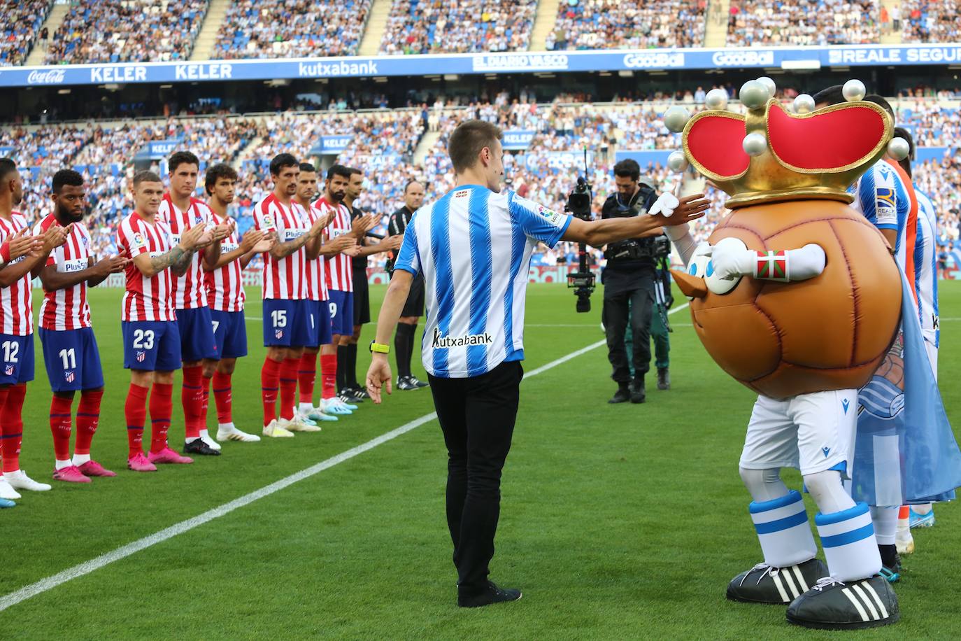 Gran ambiente en el estreno de la Real esta temporada en Anoeta