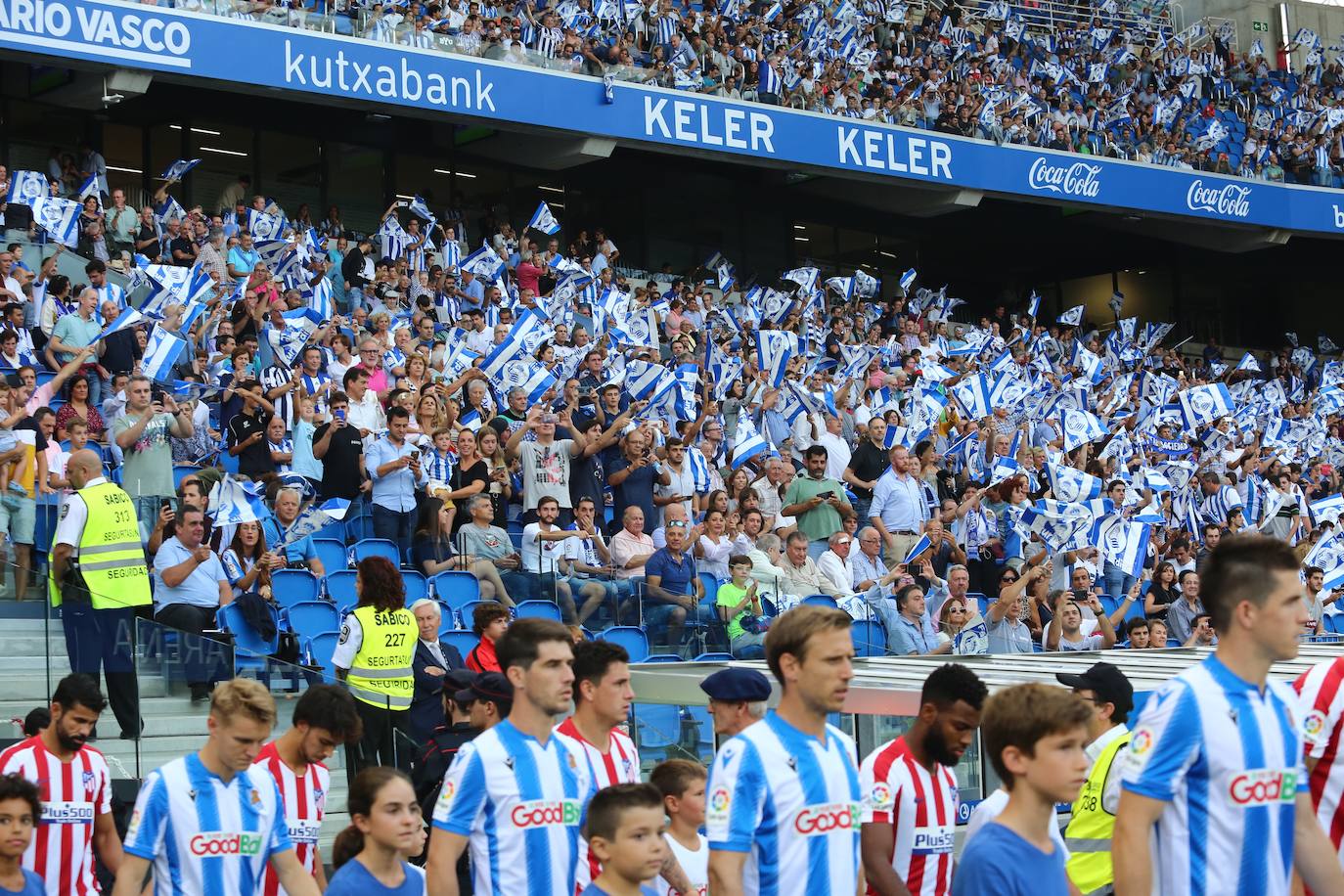 Gran ambiente en el estreno de la Real esta temporada en Anoeta