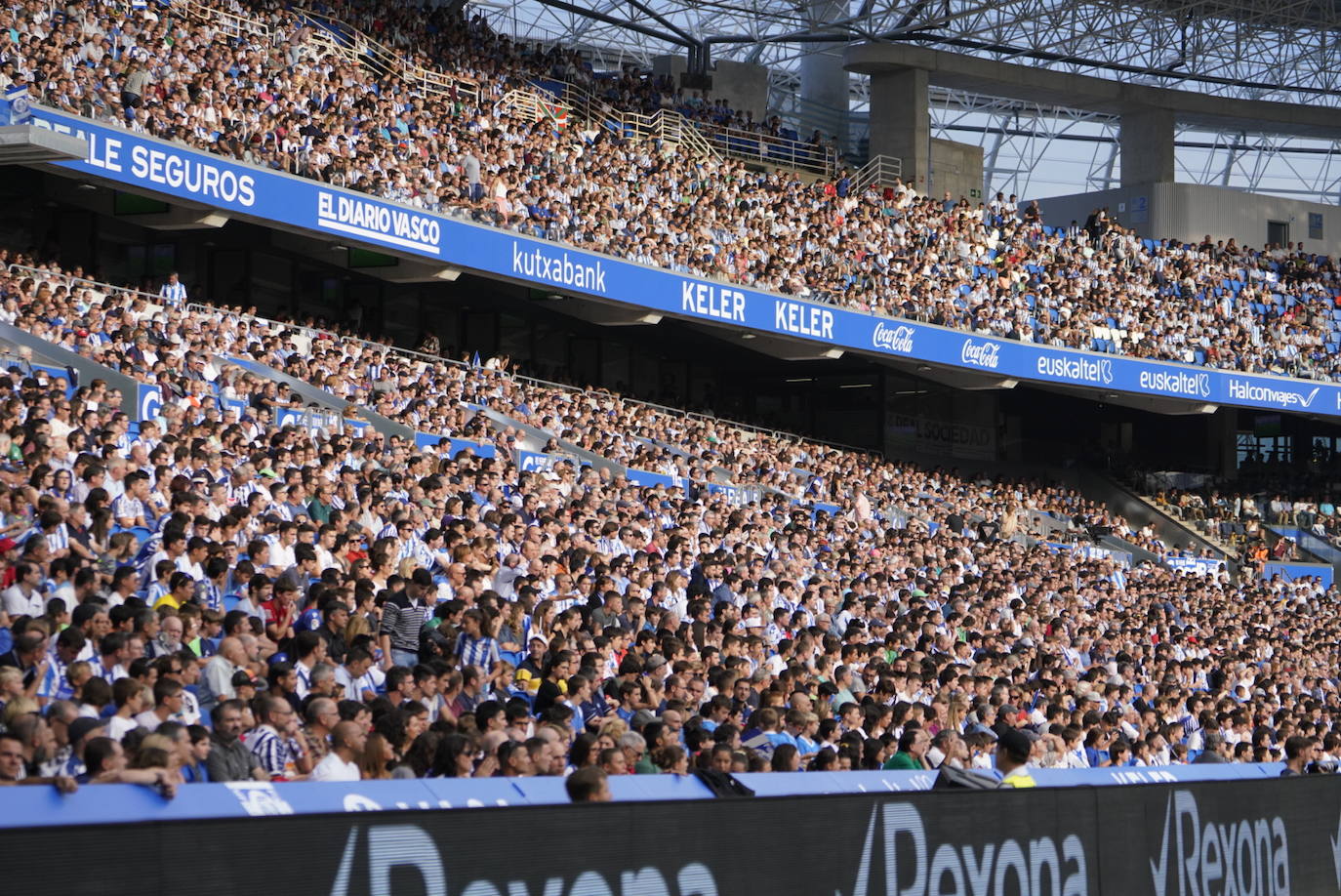Gran ambiente en el estreno de la Real esta temporada en Anoeta