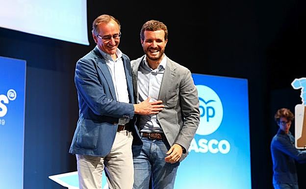 Casado y Alonso, muy sonrientes durante la convención. 