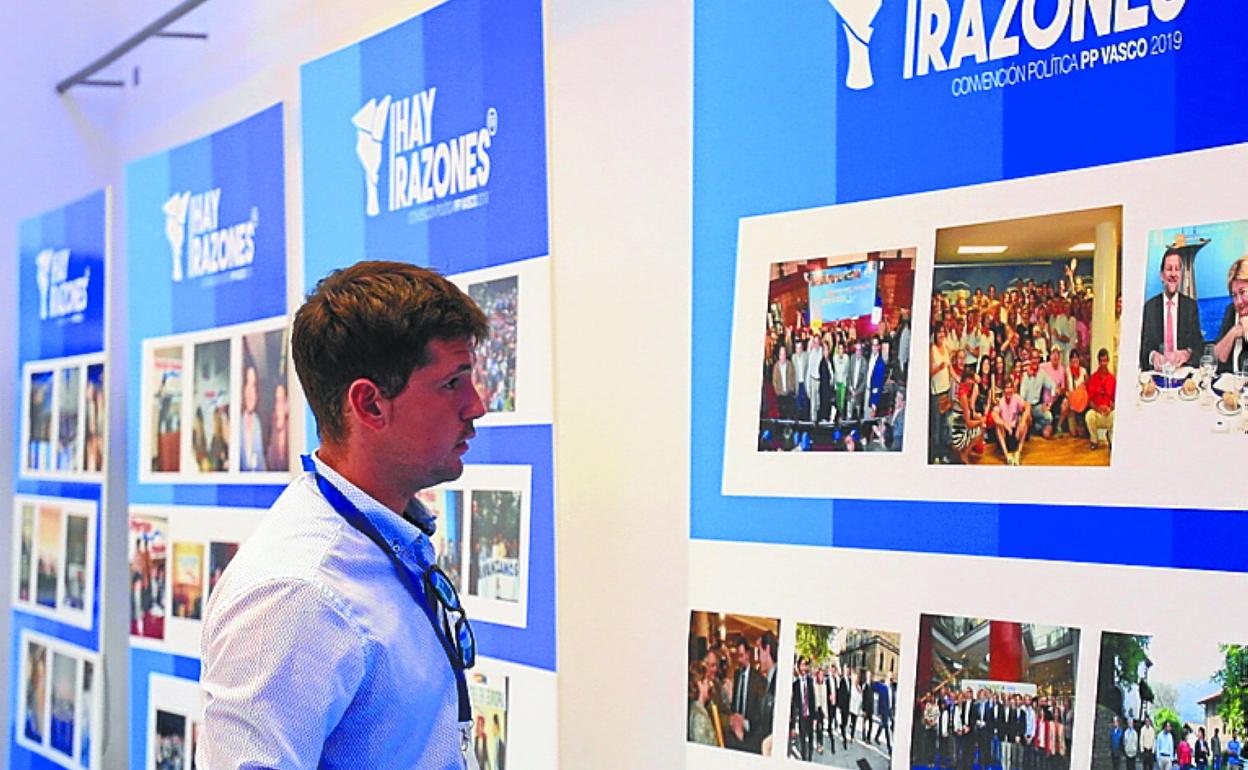 Un joven observa la exposición sobre la historia del PP vasco. 