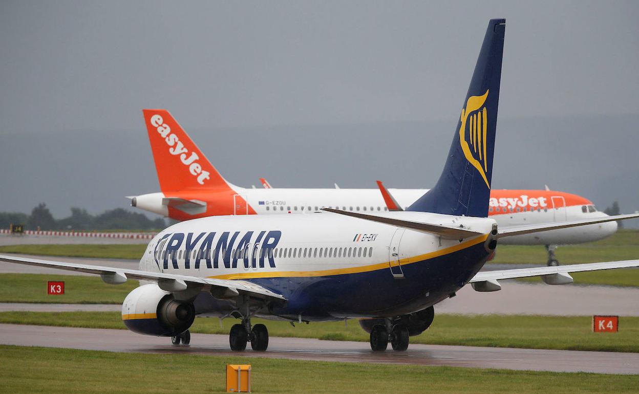 Dos aviones, uno de Ryanair y otro de Easyjet, circulan por el aeropuerto de Manchester.