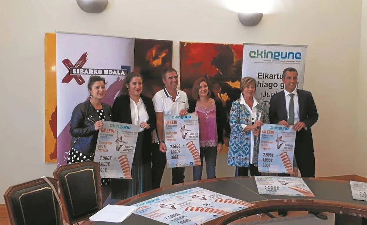 Autoridades y miembros de la asociación Ekingune presentan el concurso de emprendizaje 'On Ekin'.