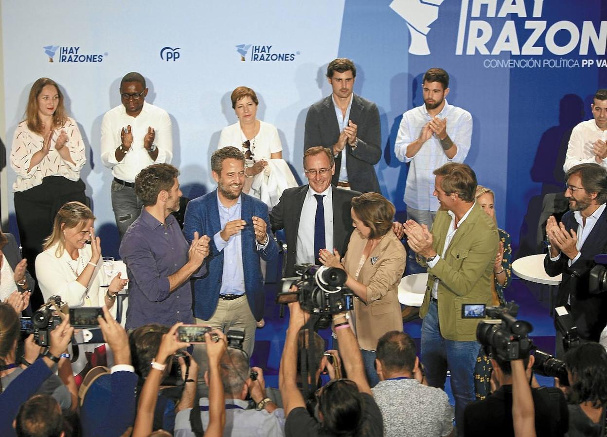 Alfonso Alonso es ovacionado ayer al inicio de la primera jornada de la convención del PP vasco, que se celebra en Vitoria.