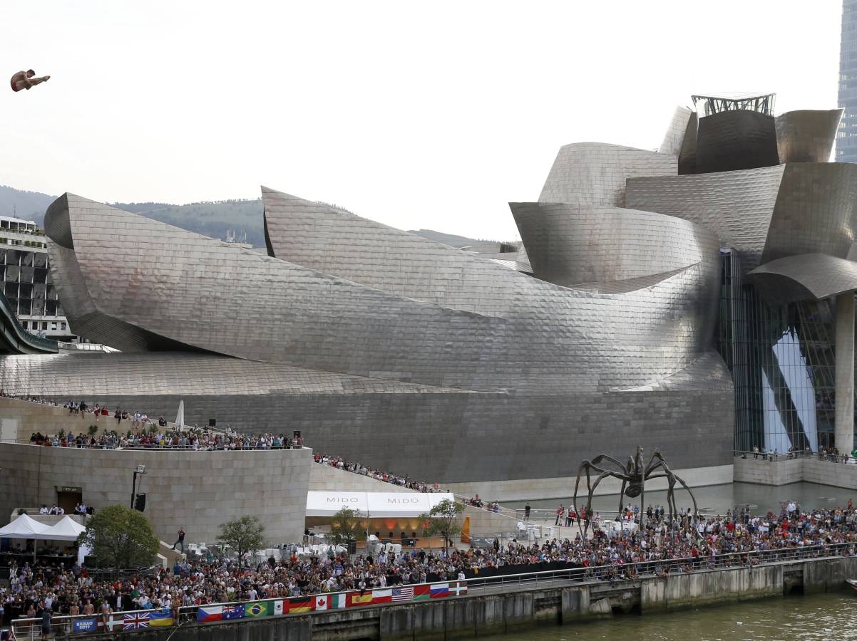 50.000 personas han vibrado en Bilbao con los saltos de las estrellas mundiales de los clavados desde el puente de La Salve 