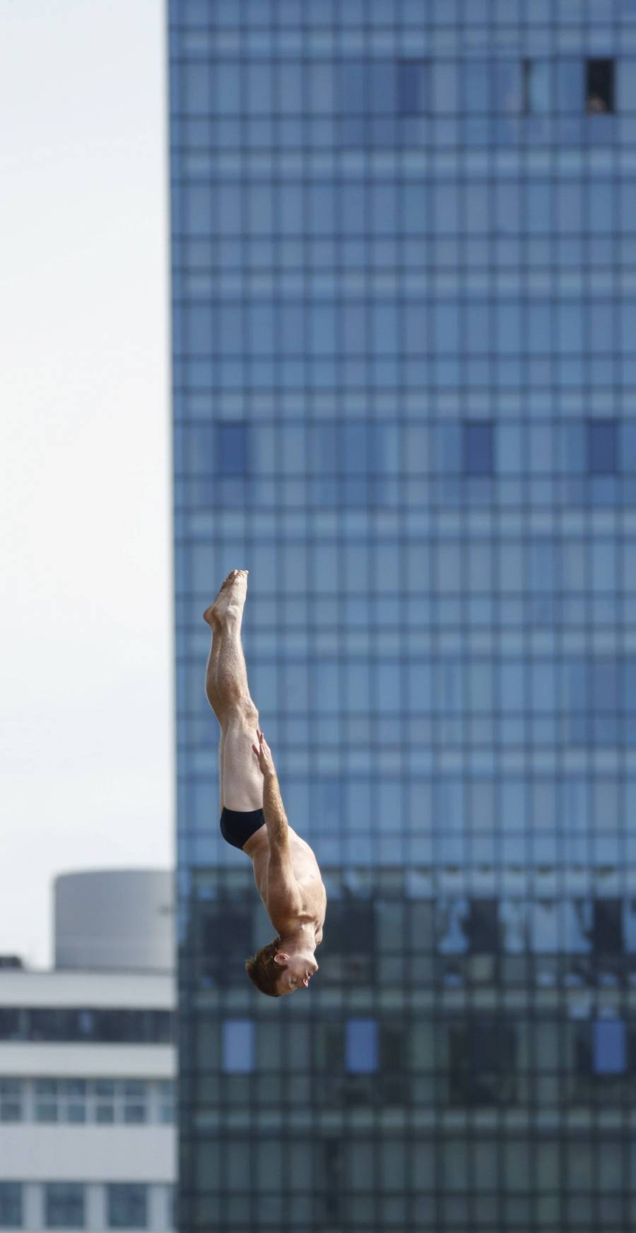 50.000 personas han vibrado en Bilbao con los saltos de las estrellas mundiales de los clavados desde el puente de La Salve 