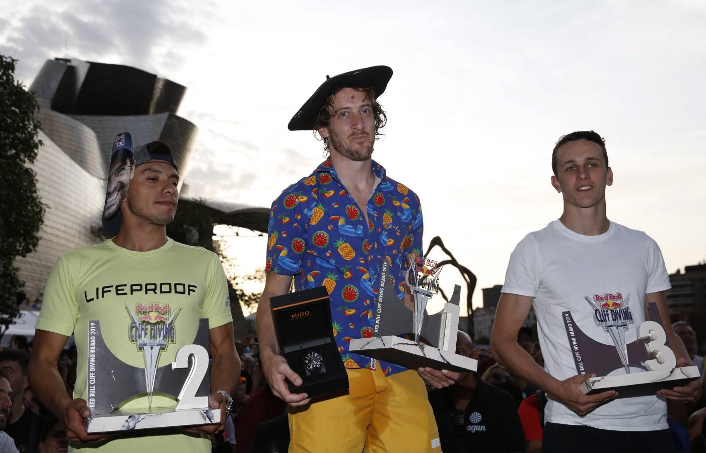 50.000 personas han vibrado en Bilbao con los saltos de las estrellas mundiales de los clavados desde el puente de La Salve 