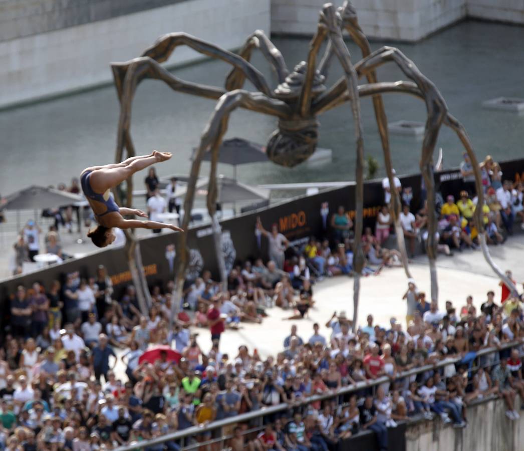 50.000 personas han vibrado en Bilbao con los saltos de las estrellas mundiales de los clavados desde el puente de La Salve 