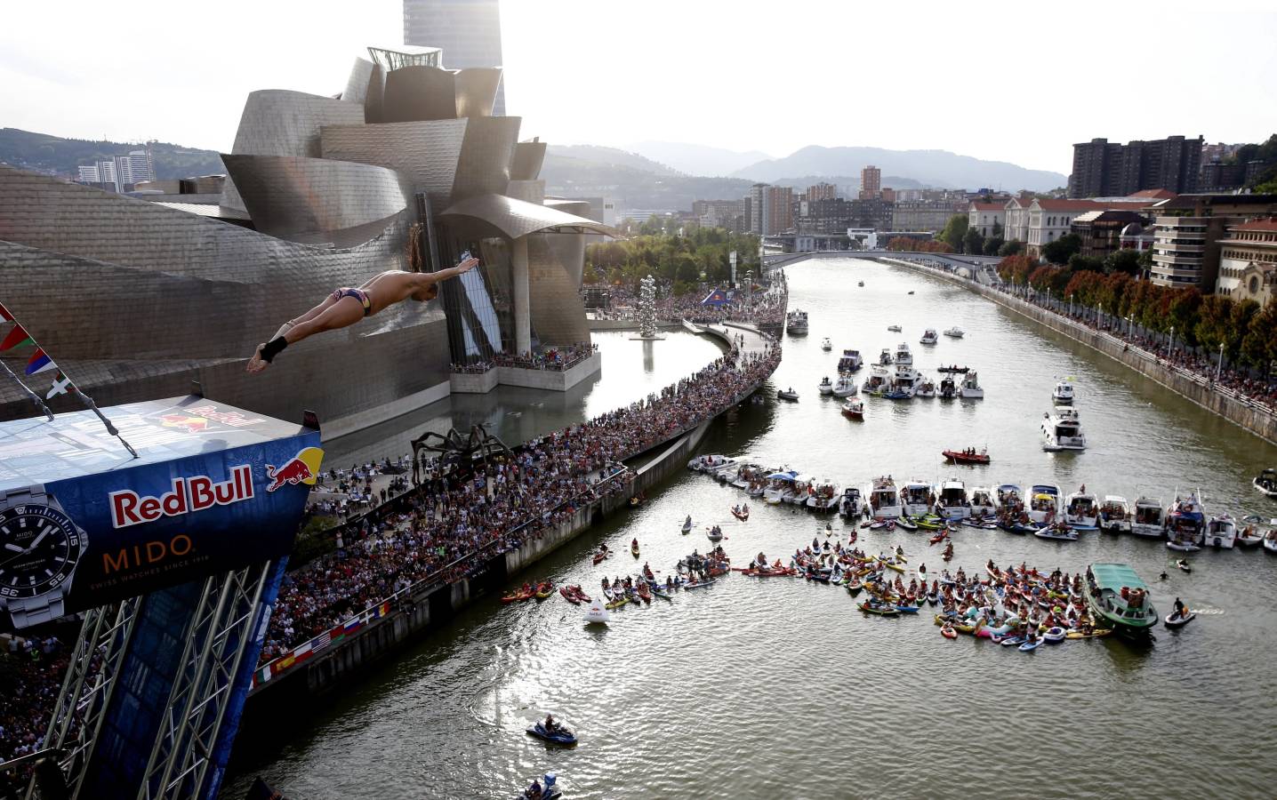 50.000 personas han vibrado en Bilbao con los saltos de las estrellas mundiales de los clavados desde el puente de La Salve 