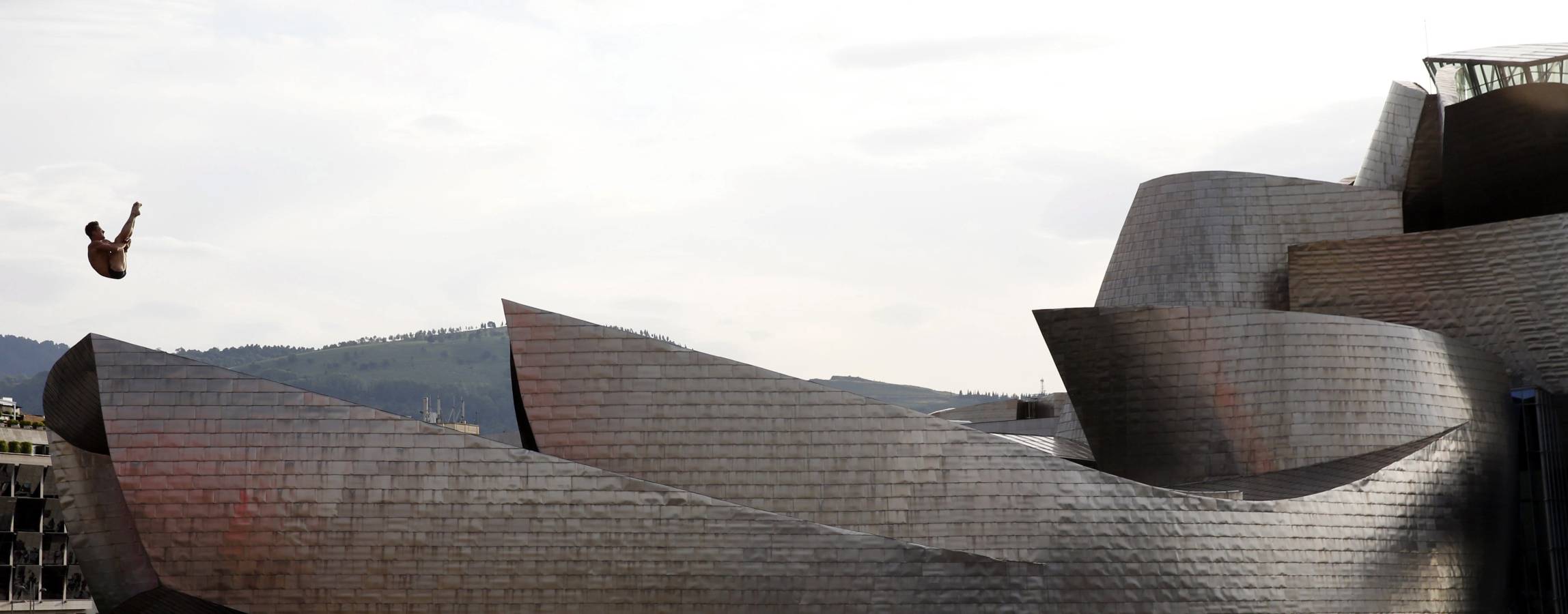 50.000 personas han vibrado en Bilbao con los saltos de las estrellas mundiales de los clavados desde el puente de La Salve 