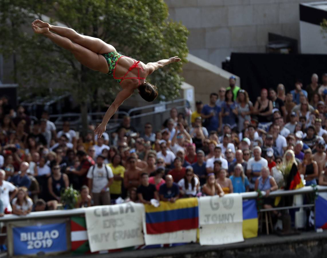 50.000 personas han vibrado en Bilbao con los saltos de las estrellas mundiales de los clavados desde el puente de La Salve 