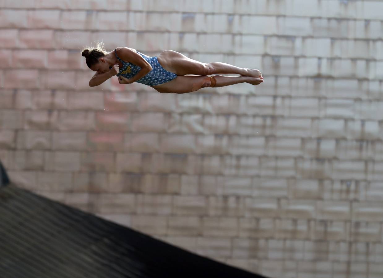 50.000 personas han vibrado en Bilbao con los saltos de las estrellas mundiales de los clavados desde el puente de La Salve 