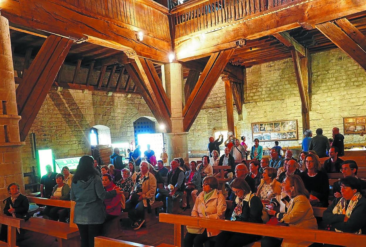 Turistas. Un grupo atiende las explicaciones de la guía en la ermita de Antigua.
