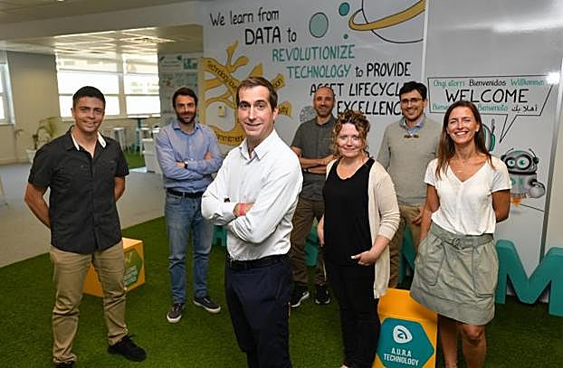 Aitor Íñiguez de Heredia, en el centro, rodeado por el resto del equipo de dirección de Nem Solutions.