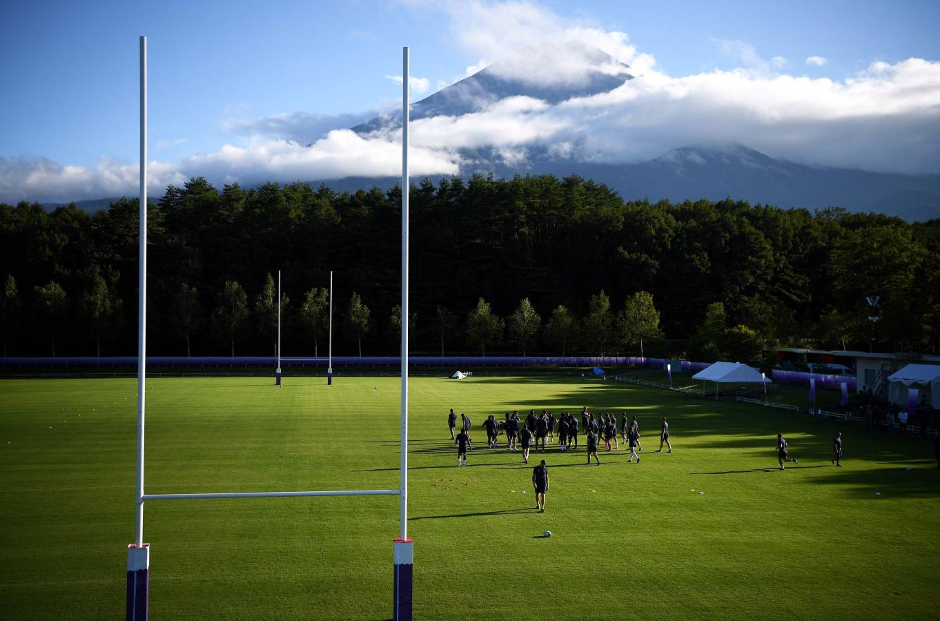 La selección francesa de rugby está preparando el Mundial de Japón junto al monte Fuji. Las vistas son impresionantes. 