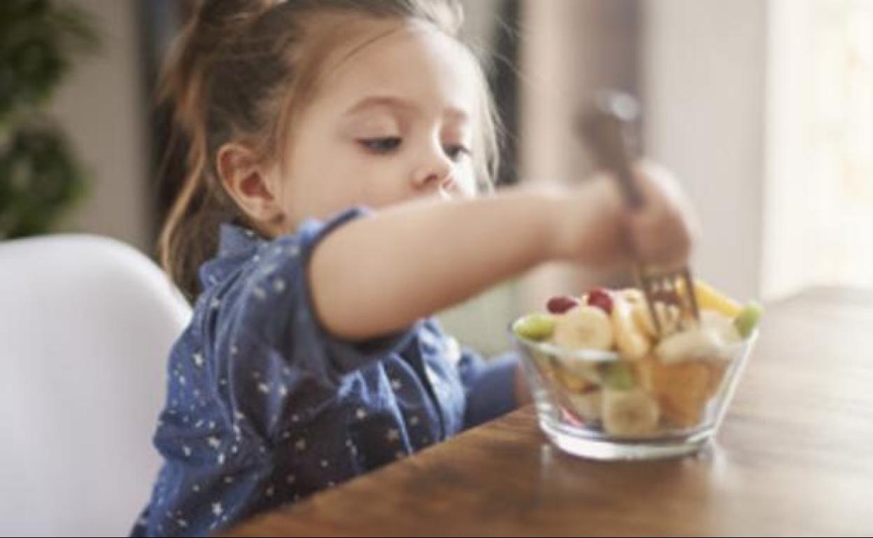 Casi la mitad de los niños no merienda fruta de forma diaria