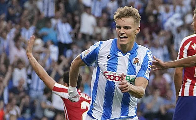 Odegaard celebra su gol ante el Atlético, el primero de la historia del Reale Arena.