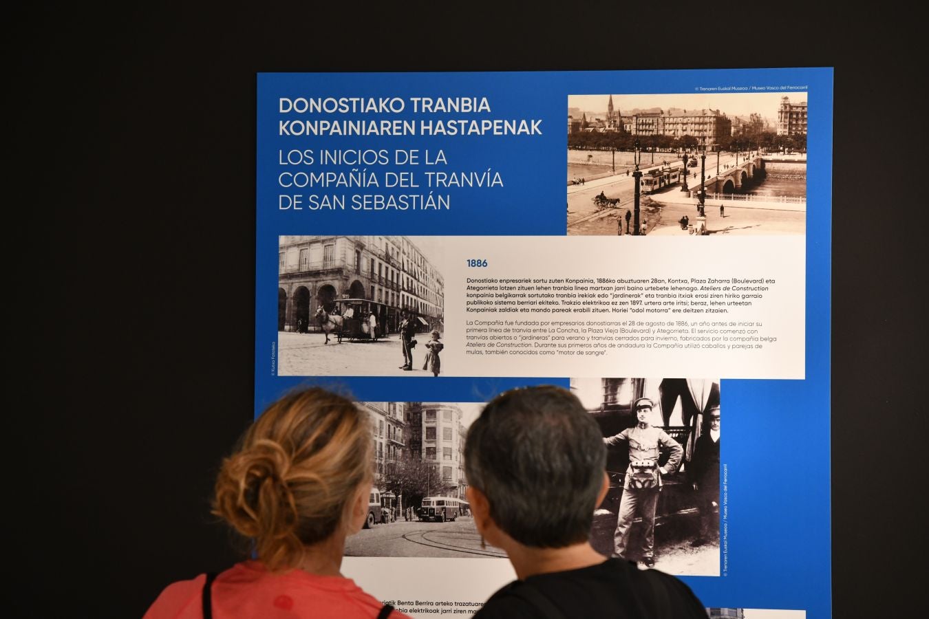 Una exposición en la casa de Cultura de Aiete recoge la evolución de la compañía de autobuses y del servicio en la capital guipuzcoana