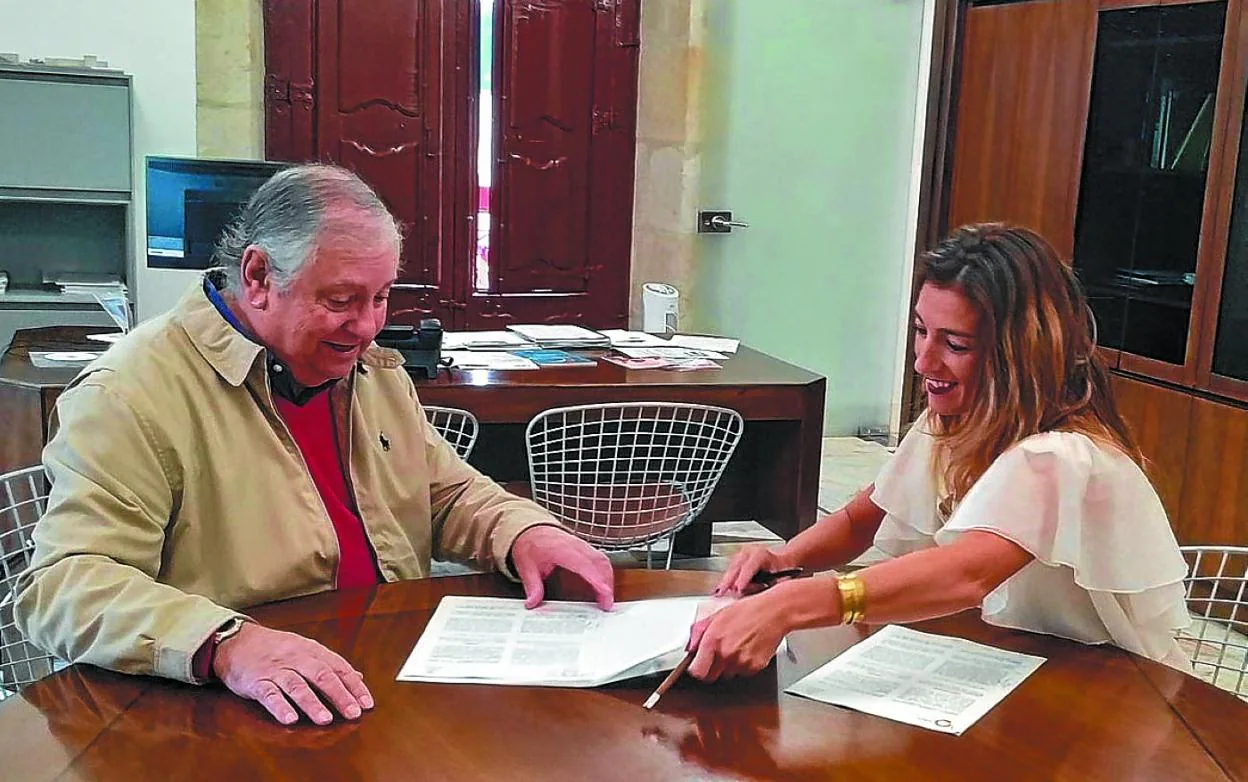 Firma . El duque de Sotomayor, Carlos Martínez de Irujo, y la alcaldesa, Izaro Elorza, ratificando el acuerdo.