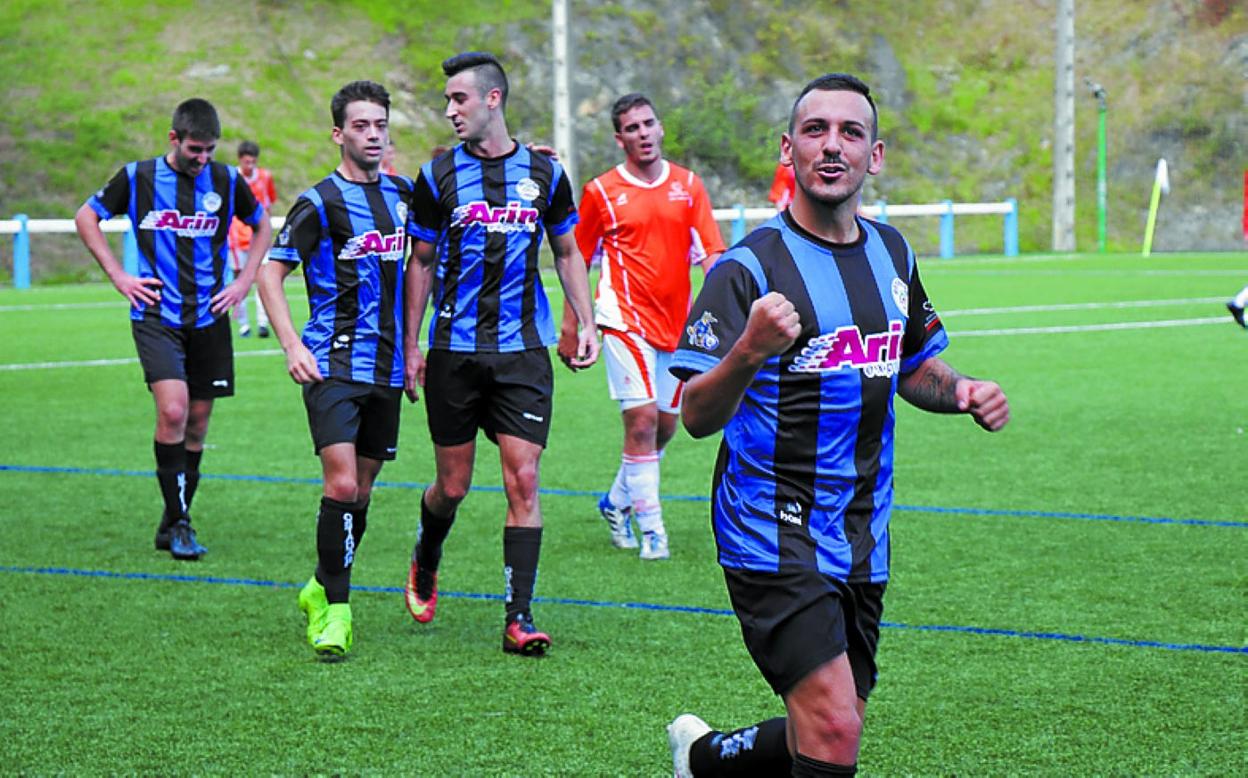 Egoitz Rodríguez celebra la consecución del 1-2 en Berio.