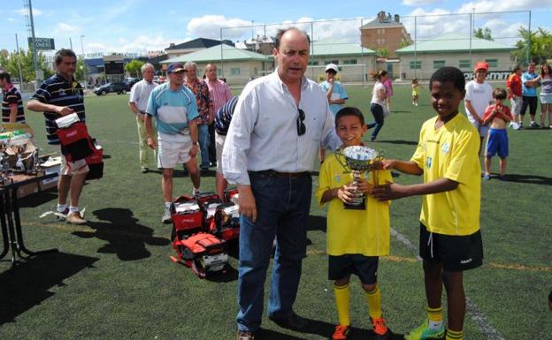 Ansu Fati recibiendo el trofeo a mejor jugador en el torneo de Majadahonda