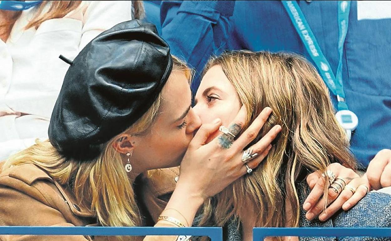 Cara Delevingne y Ashley Benson se besan en las gradas de un estadio de Nueva York, hace diez días. 