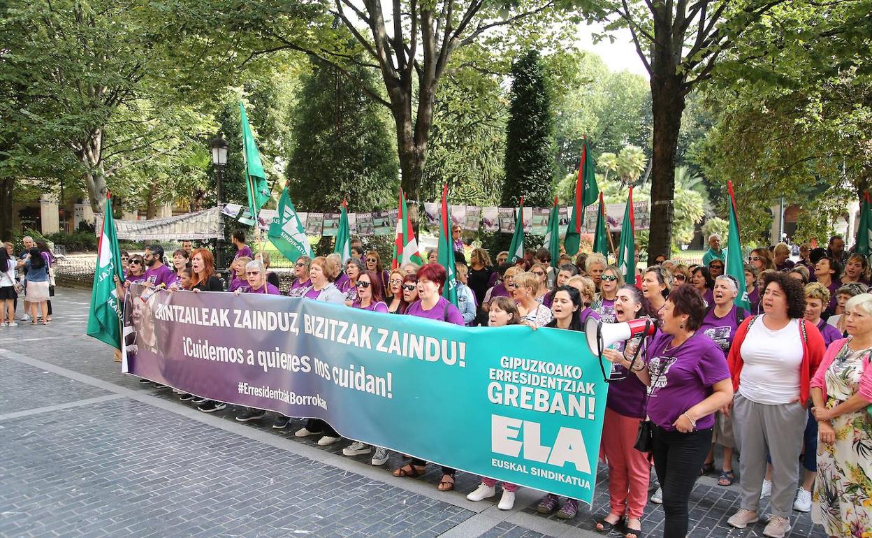Concentración de las trabajadoras en huelga frente al Palacio Foral.