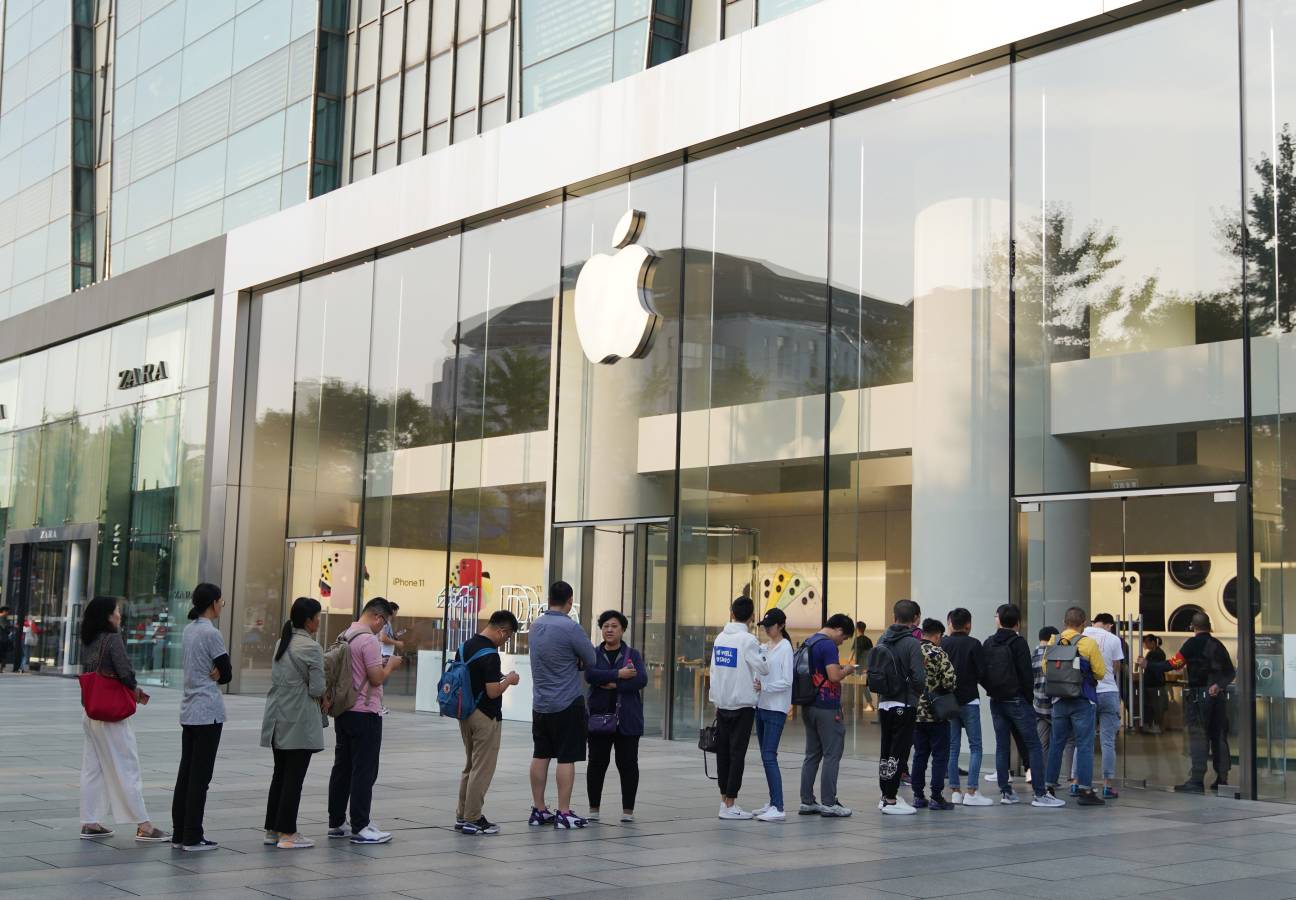 El Iphone 11 ha enamorado en Pekín y las colas por adquirir el nuevo modelo de Apple han sido enormes. 