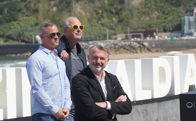 El director de cine Roger Mitchel, el actor Sam Neill y el productor David Bernardi este viernes en San Sebastián.'