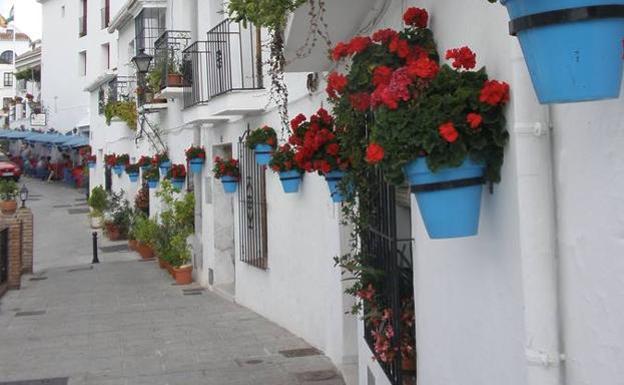 Las macetas adornan una de las calles de Mijas Pueblo