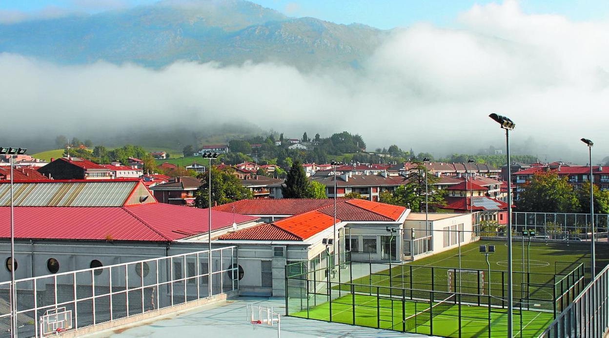 La piscina iría donde está el campo de fútbol de hierba artificial.