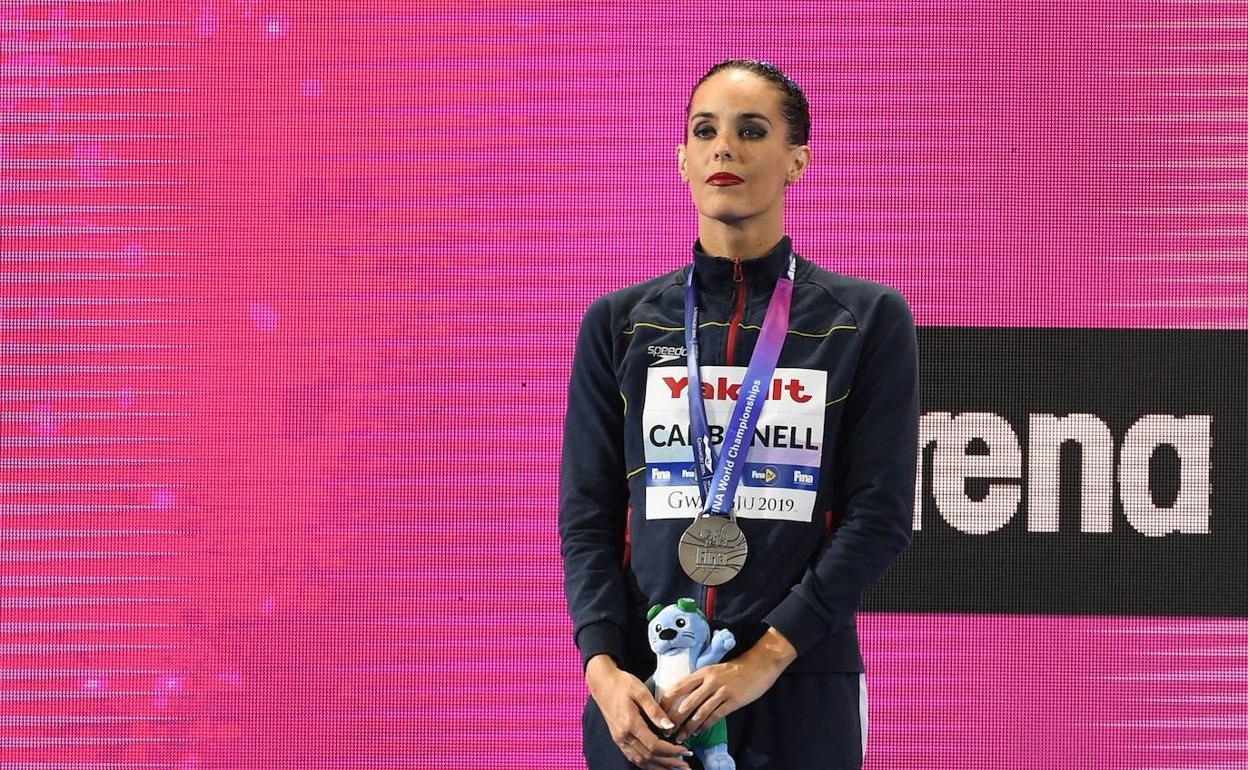 Ona Carbonell, durante la ceremonia de entrega de medallas de los mundiales de natación de Corea.