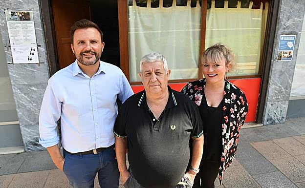 Agustín Valdivia, José García y Lourdes Palacios, en la casa del pueblo de Lasarte-Oria. 