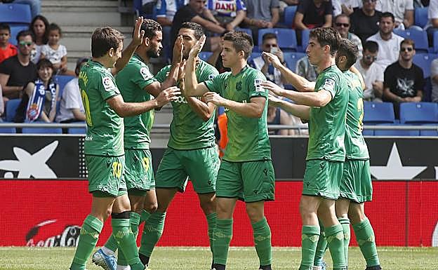 Los jugadores de la Real celebran la victoria ante el Espanyol.