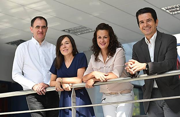 Ibon Zugasti, a la derecha, con parte de su equipo. 