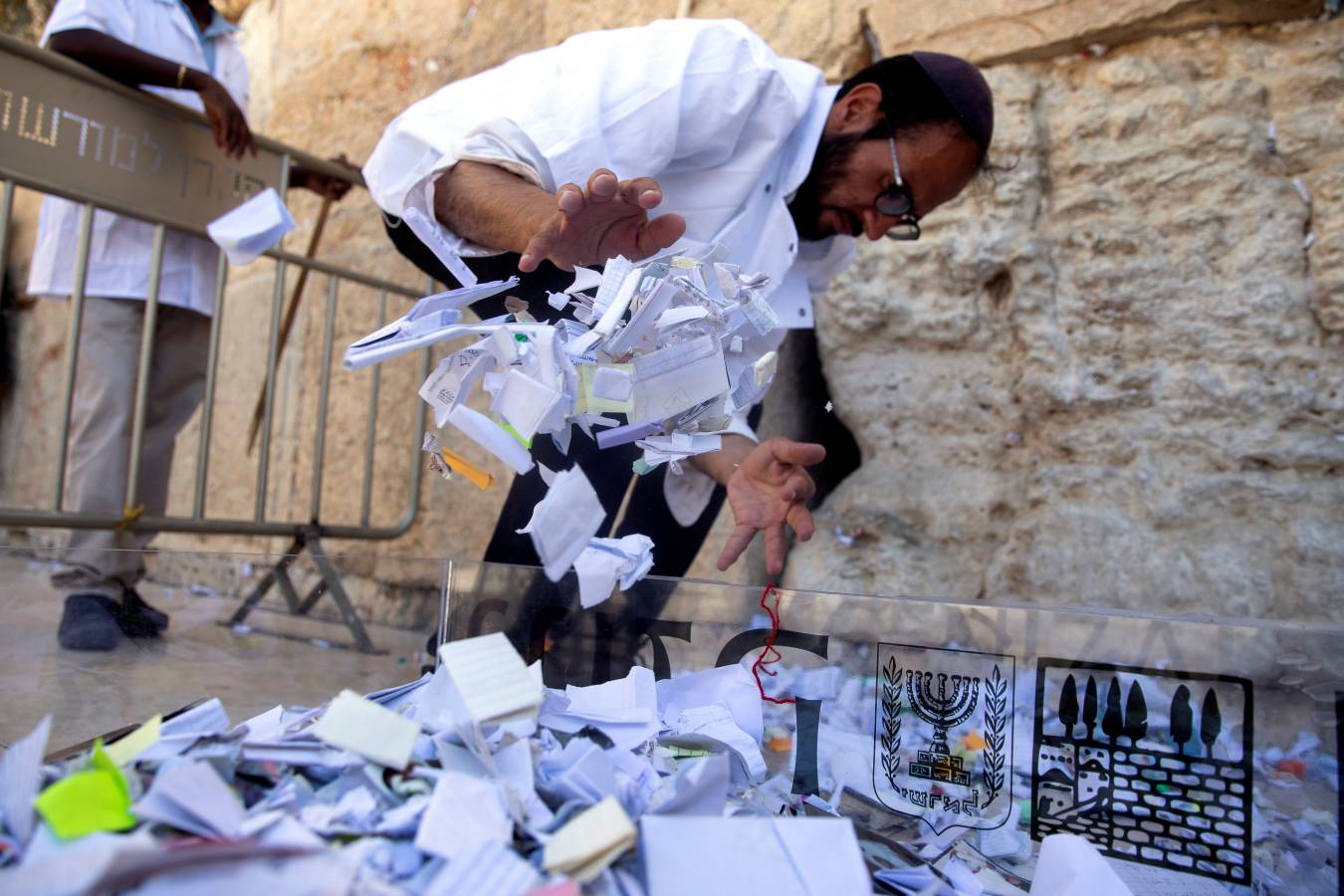 Durante los últimos días han ido quitando poco a poco los miles de papeles depositados en el Muro de las Lamentaciones de Jerusalem. 