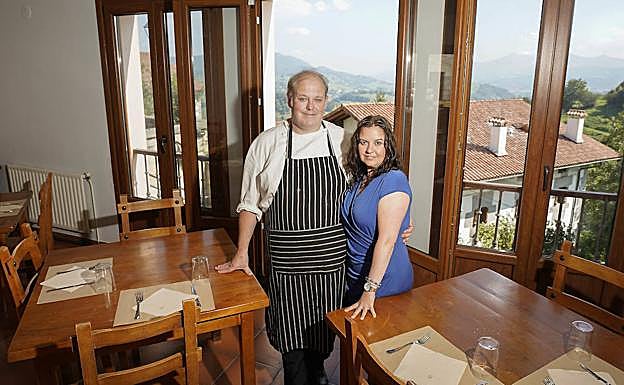 Iker y Lorena están a cargo de Zirta Jatetxea, en el ostatu de Larraul. 