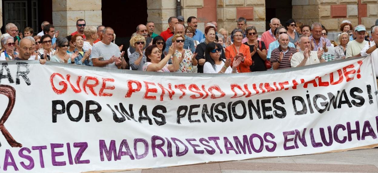 Los pensionistas eibarreses celebraron una concentración donde anunciaron las movilizaciones programadas para octubre.