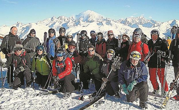 Entre nieve. Aficionados al esquí alpino, durante uno de los viajes organizados por el Club Vasco de Camping. 