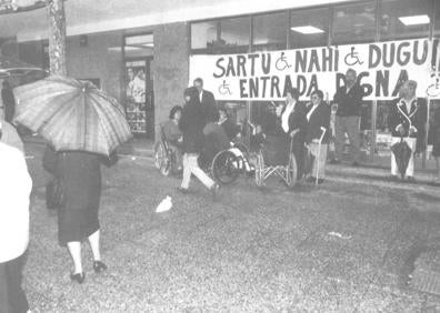 Imagen secundaria 1 - Manifestación en Donostia; Las barreras de accesibilidad han mejorado y Barroso en la protesta de diciembre de 1996.
