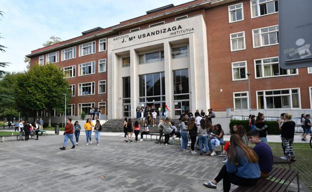 Alumnos del instituto Usandizaga ayer en uno de los descansos.
