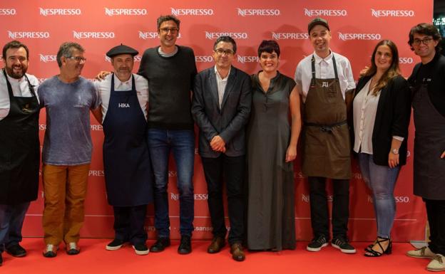 Luis Salcedo, Tomas Murua, Roberto Ruiz, Igor Arabaolaza, Jose Mari Aizega, Ainitze Sala, Edorta Lamo, Laura Tamayo y Luke Dolphin en la cena del BCC. 