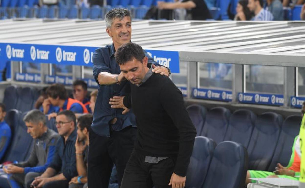 Imanol Alguacil y Asier Garitano se saludan antes del partido. 