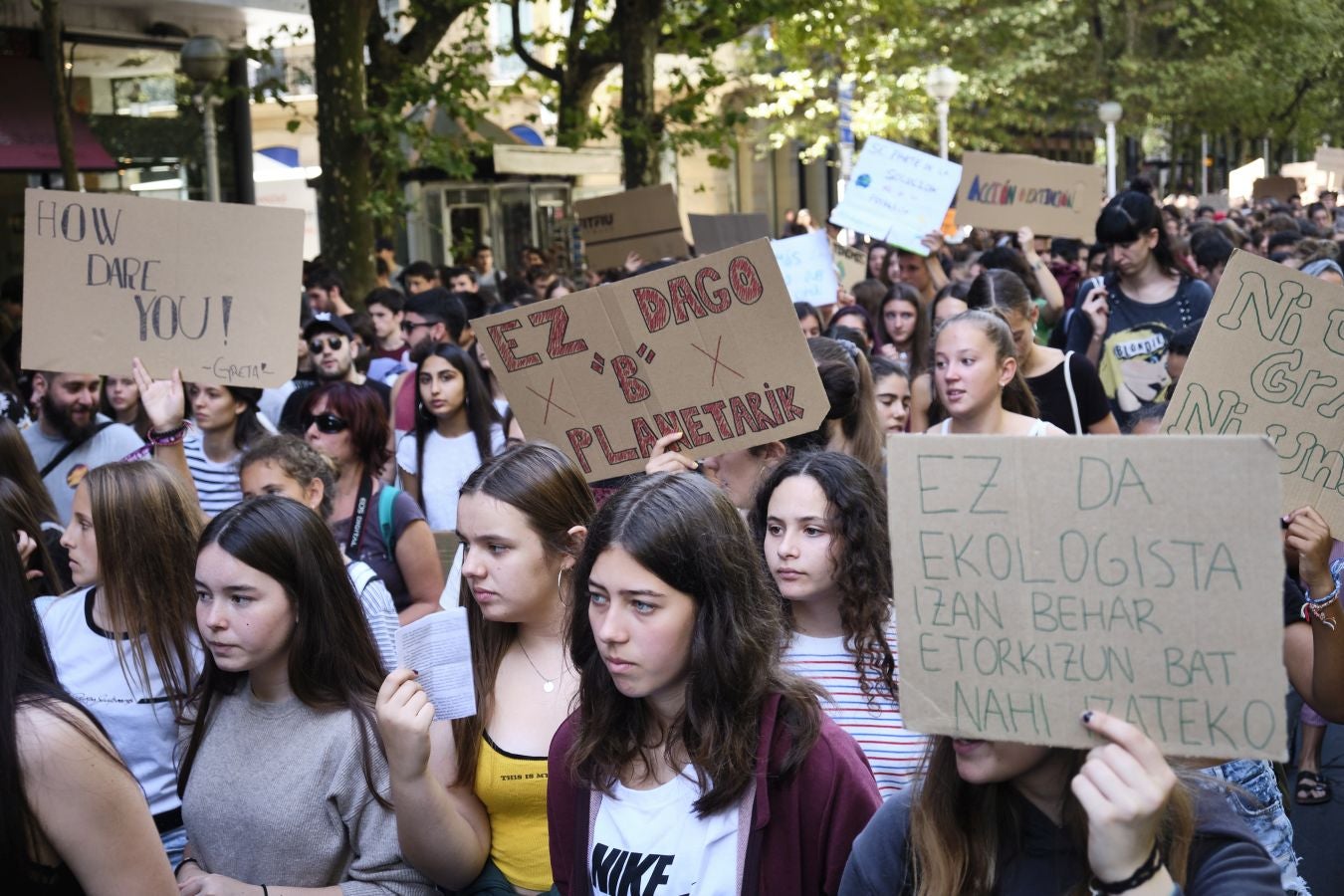 Ambos actores están en San Sebastián con motivo del Festival de Cine de San Sebastián y no han dudado en sumarse a la concentración junto a centeras de jóvenes guipuzcoanos