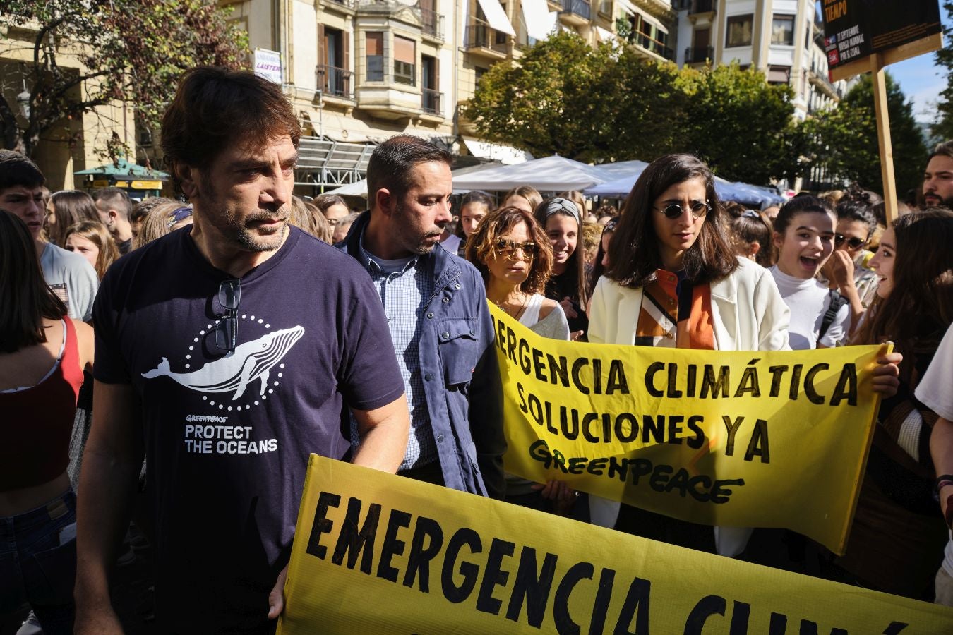 Ambos actores están en San Sebastián con motivo del Festival de Cine de San Sebastián y no han dudado en sumarse a la concentración junto a centeras de jóvenes guipuzcoanos