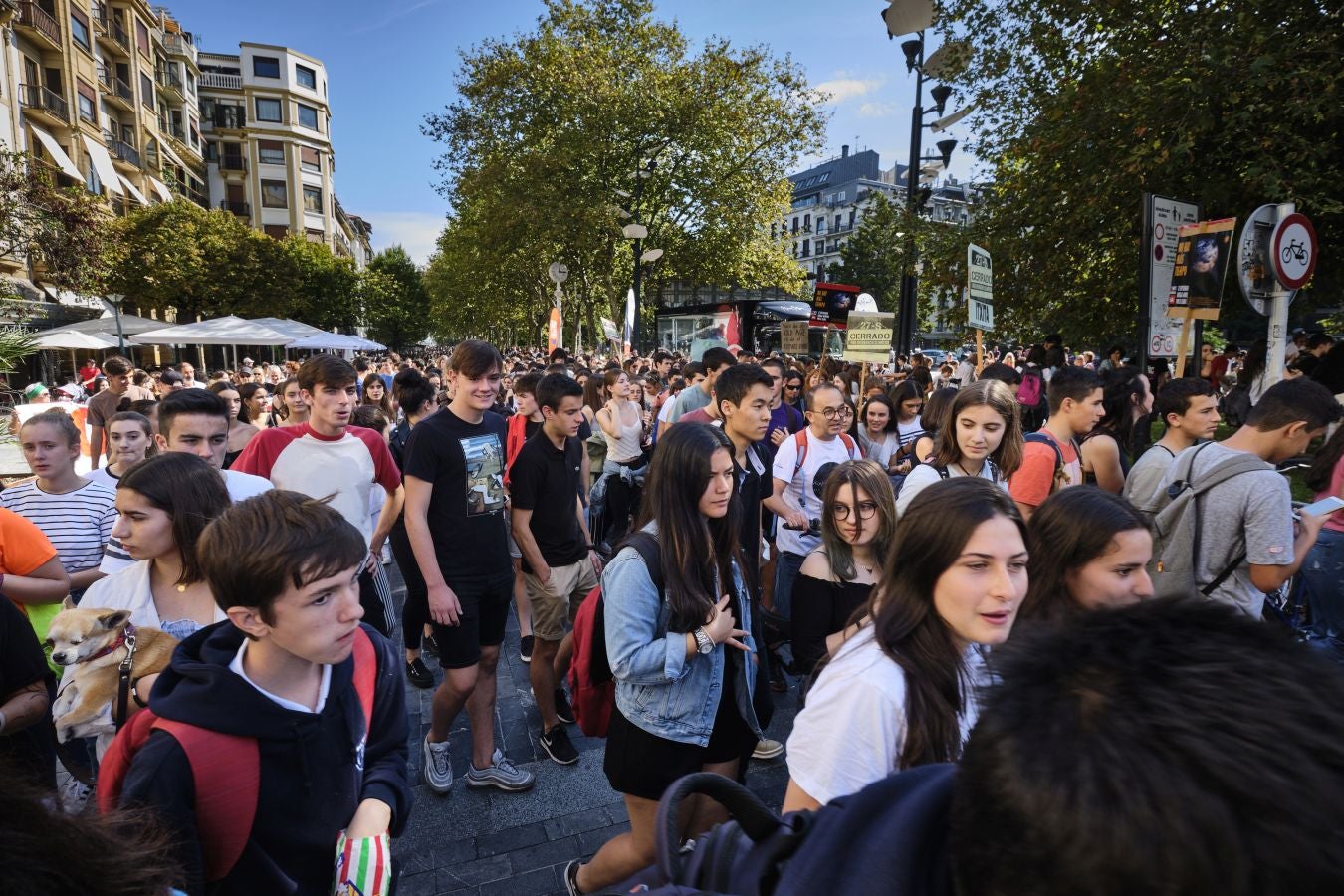 Ambos actores están en San Sebastián con motivo del Festival de Cine de San Sebastián y no han dudado en sumarse a la concentración junto a centeras de jóvenes guipuzcoanos