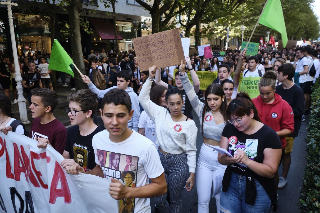Ambos actores están en San Sebastián con motivo del Festival de Cine de San Sebastián y no han dudado en sumarse a la concentración junto a centeras de jóvenes guipuzcoanos